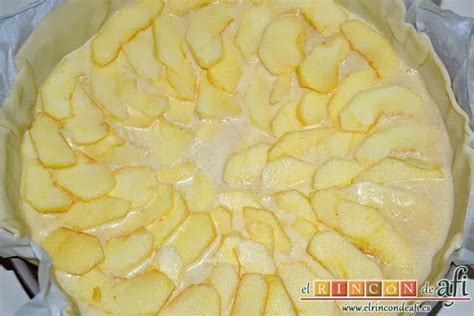 Molde con la mezcla de manzana y leche condensada horneándose.