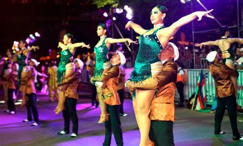 Espectáculo de baile en el Salsódromo de la Feria de Cali, con bailarines de salsa profesionales y de escuelas