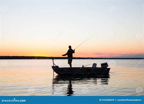 Fotografía de un pescador en un bote, practicando pesca recreativa en el río Toltén.