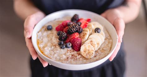 collage de fotos mostrando los desayunos sencillos: avena con fruta, tostada con queso y fruta, sandía con yogur