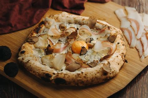 Pizza gourmet con ingredientes frescos y variados
