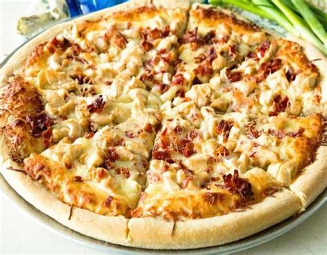 Pizza de pollo barbacoa apetitosa con ingredientes frescos