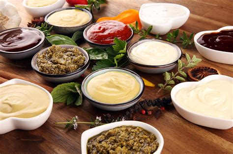 Surtido de salsas clásicas y modernas para complementar platos de pollo