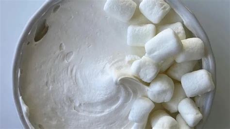 Crema de malvavisco recién hecha en un bol, con textura esponjosa y brillante