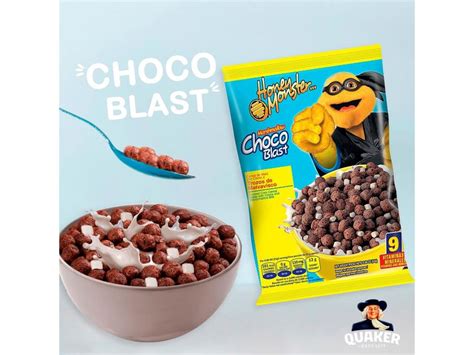 Postre de malvaviscos y Corn Flakes en un molde de rosca, con una porción servida