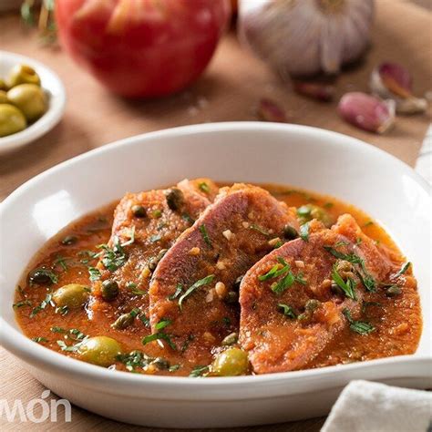 Fotografía de lengua de res guisada con salsa y verduras