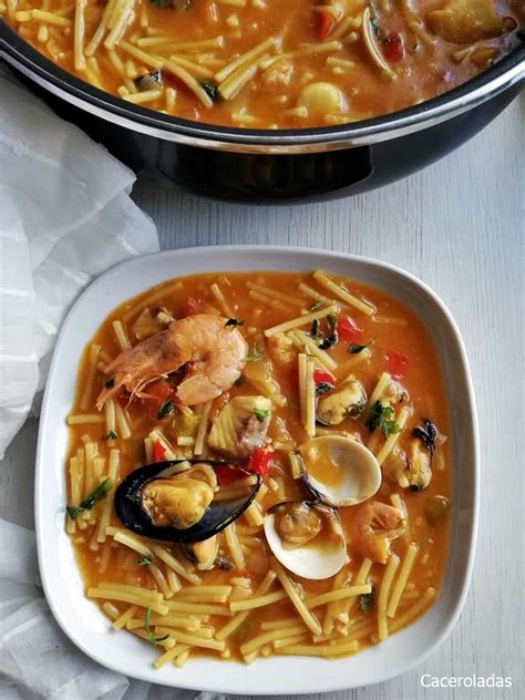 Ilustración de una cazuela de fideos con pescado y marisco, destacando la variedad de ingredientes marinos.