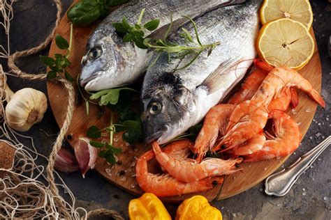 Infografía comparativa de diferentes tipos de pescado y marisco que se pueden usar en la cazuela de fideos, indicando sus tiempos de cocción aproximados.