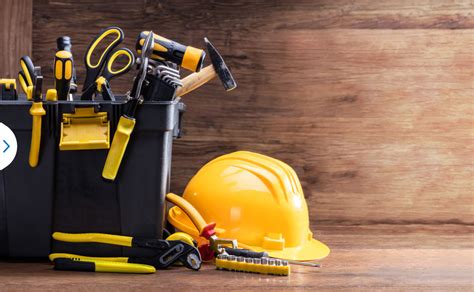Herramientas de corte NAPOLEONES de Total Tools en uso en una obra de construcción.