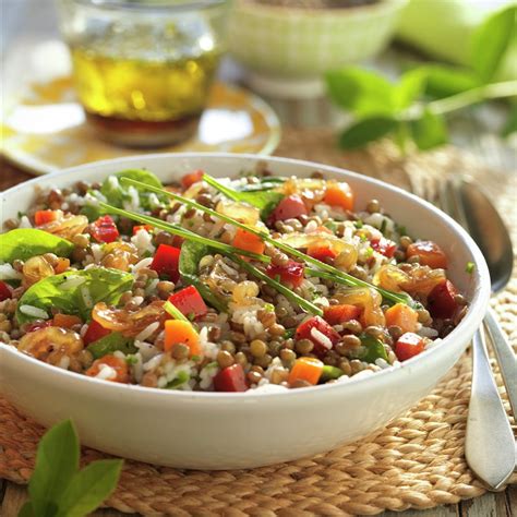 Collage de platos con lentejas: potaje, ensalada y lentejas con arroz