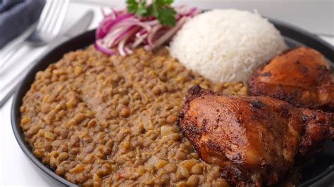 mesa familiar con lentejas peruanas, arroz y pollo