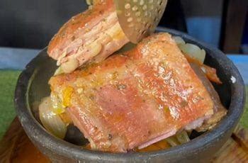 Plato principal de chancho borracho a la chilena servido con papas y repollo