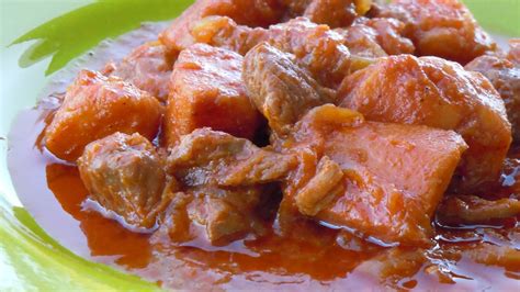 Guiso de cerdo Bekri Meze griego con salsa de tomate y vino