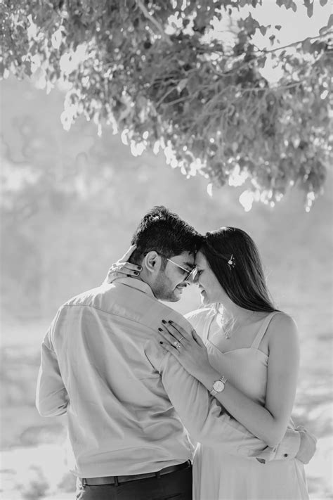 Pareja en un momento romántico, símbolo de conexión emocional