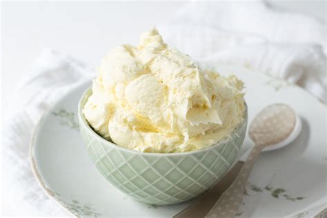 Crema de mantequilla y azúcar con ralladura de naranja