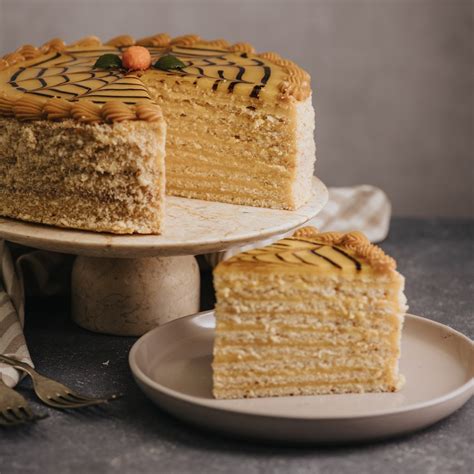 Montaje de capas de panqueque y crema