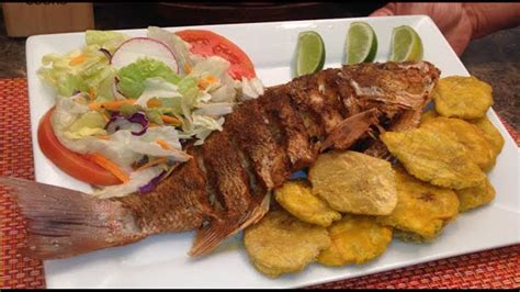 Pescado frito dominicano con acompañamientos en la playa