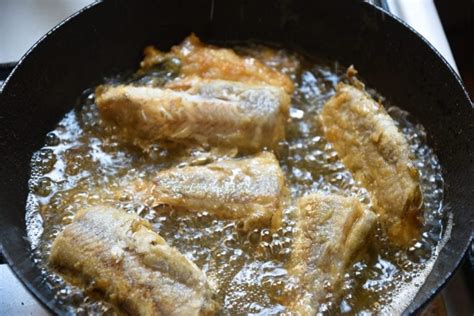 Pescado cubierto con mezcla de harina antes de freír