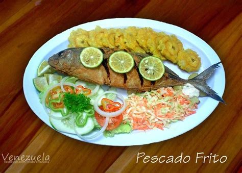 Plato de pescado frito dominicano con tostones, ensalada y limón
