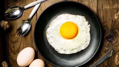 Foto de huevos fritos perfectos con aceite