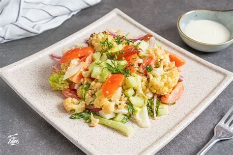 Ingredientes frescos para ensalada de coliflor y yogur