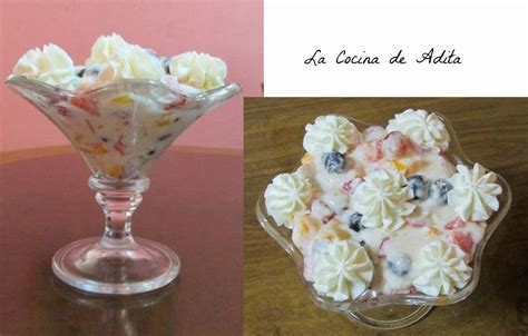 Foto de copas de bizcocho con merengue y frutas