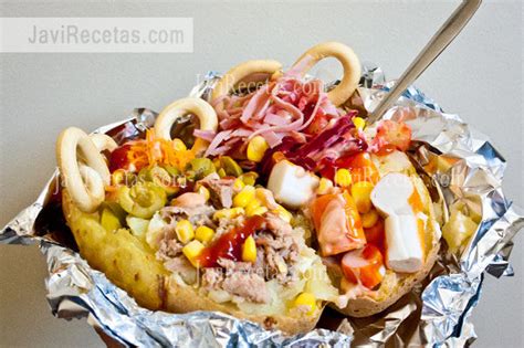 Patata asada de feria recién hecha y abierta para rellenar