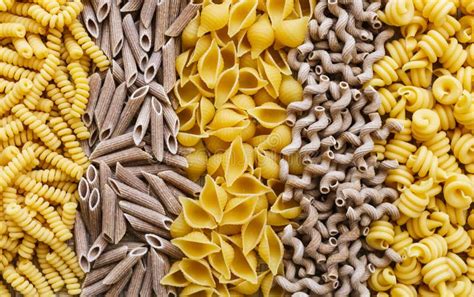 Collage de diferentes tipos de fideos y platos de fideos de diversas cocinas del mundo