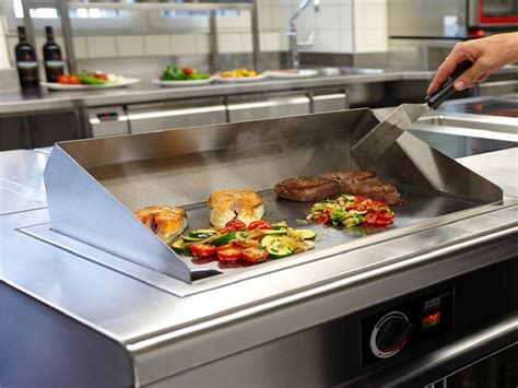 Plancha industrial cocinando diversos alimentos
