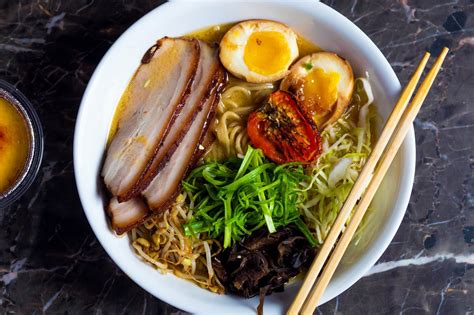 Plato de comida japonesa bellamente presentado, destacando la armonía de colores y texturas.
