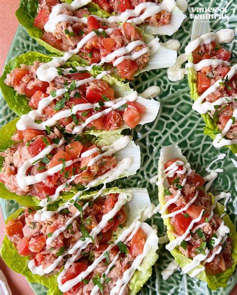 Hojas de lechuga dispuestas como barquitas para servir como tacos.
