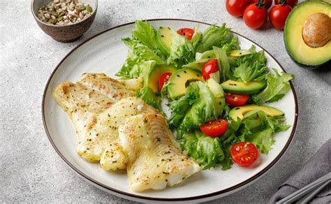 Un bol con la ensalada de pescado y vegetales lista para rellenar las hojas de lechuga.