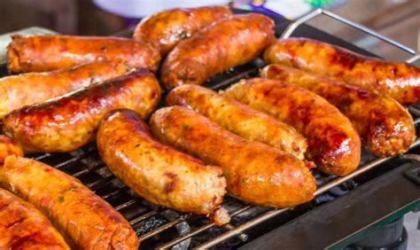 Chorizos criollos en un plato antes de la cocción