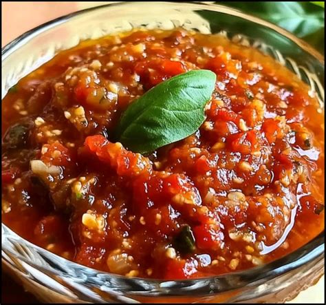 Ingredientes frescos para la salsa pomarola (tomates, pimientos, cebolla, ajo)
