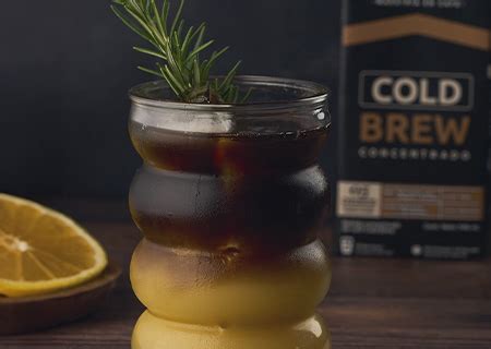 Composición de cócteles a base de cold brew con frutas y especias.