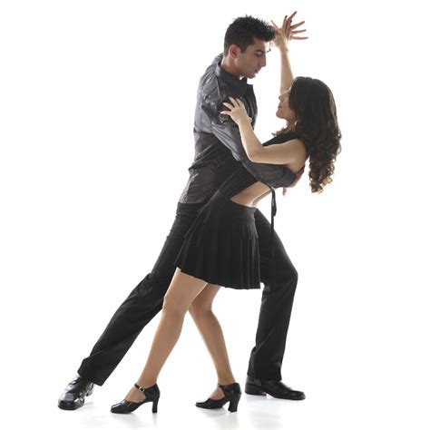 Pareja bailando salsa en posición básica