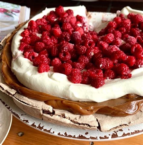 Pavlova de maracuyá y frambuesas con centro suave y crujiente exterior