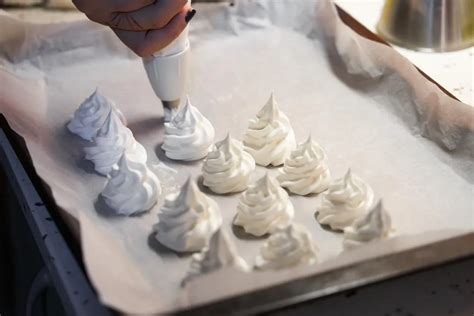 Merengue francés horneándose para la base de Pavlova
