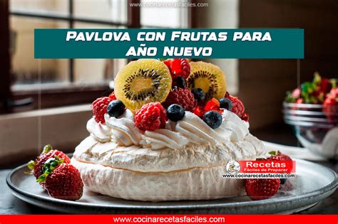 Pavlova decorada con frambuesas, maracuyá y menta fresca