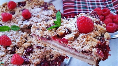 Tarta de frambuesas terminada con glaseado y frambuesas frescas