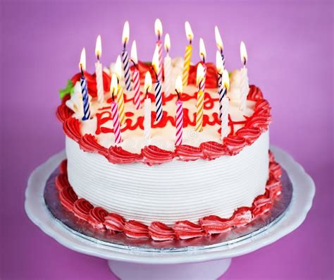 Torta de cumpleaños con velas encendidas