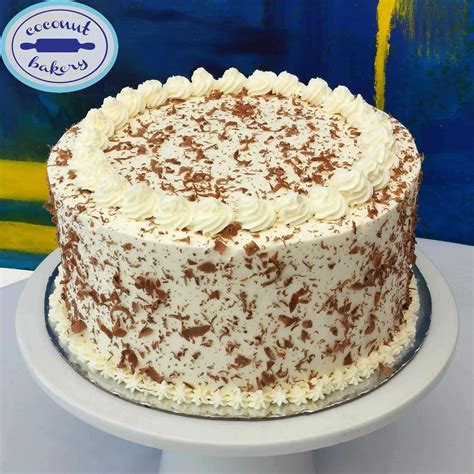 Variedad de tortas decoradas con diferentes coberturas