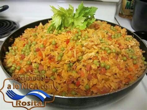 Imagen de un arroz a la valenciana nicaragüense servido en un plato festivo