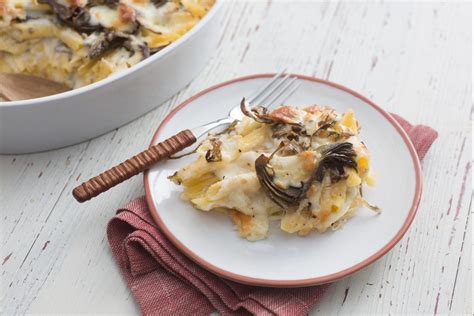 Pasta al horno con alcachofas y scamorza en fuente de horno, antes de hornear