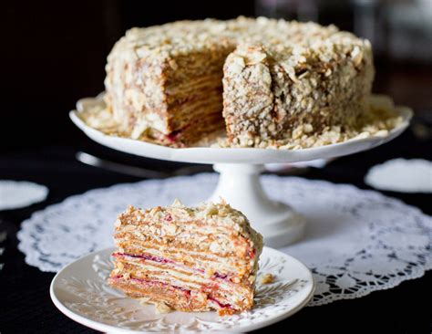 Torta Milhoja chilena con capas de manjar y mermelada ácida