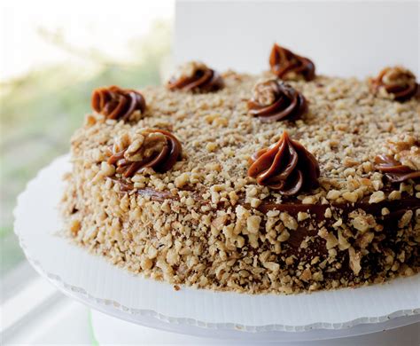 Torta Milhoja terminada y decorada con manjar, nueces y chocolate