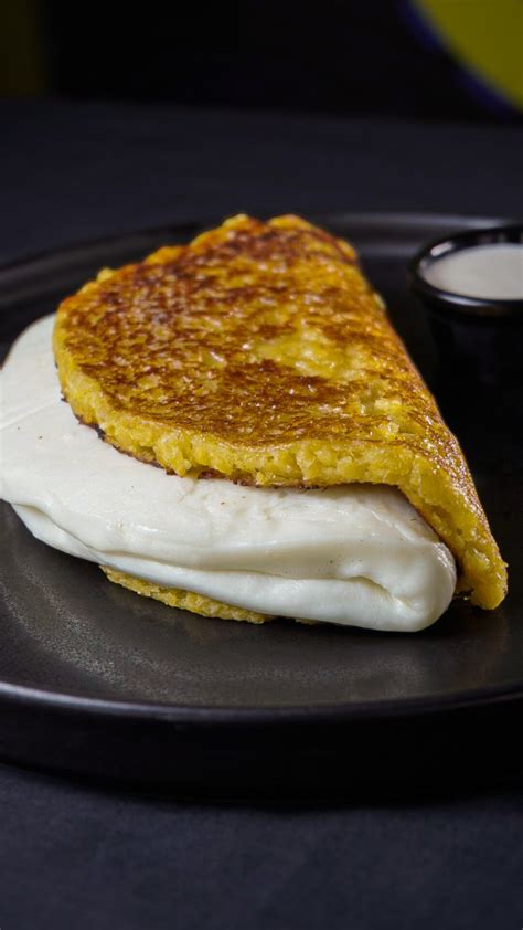 Cachapa recién hecha rellena de queso de mano