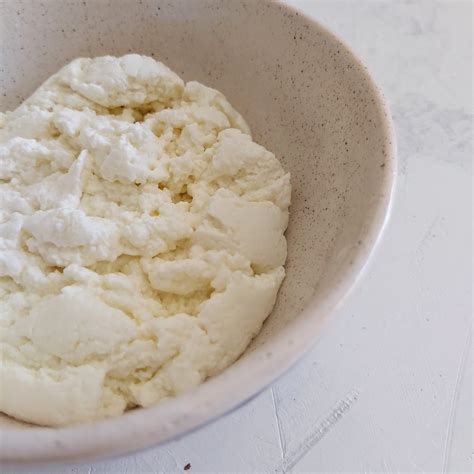 Ricota casera recién hecha en un paño de cocina