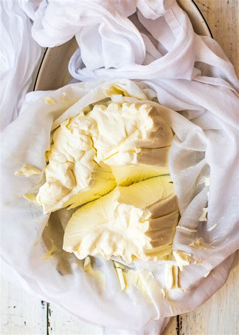 Montaje casero para drenar queso de yogur, con un paño suspendido