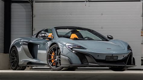 McLaren 675LT MSO personalizado con la icónica combinación de colores azul y naranja de Gulf